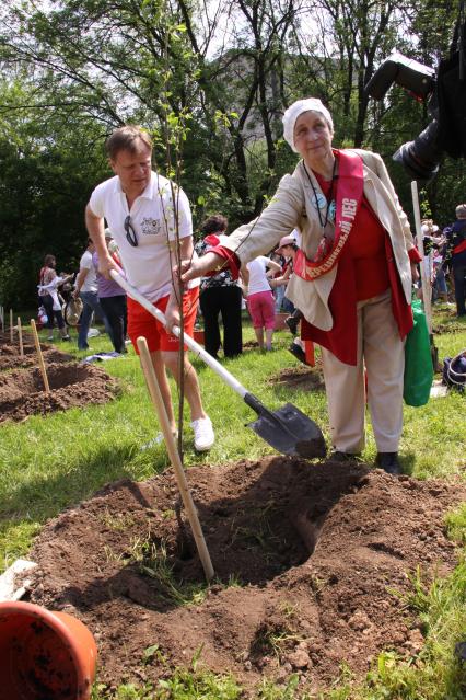 Диск97. Фестиваль искусств ЧЕРЕШНЕВЫЙ ЛЕС. Посадка деревьев. 2010 год. На снимке: музыкант Бутман Игорь