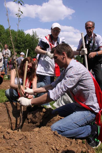 Диск97. Фестиваль искусств ЧЕРЕШНЕВЫЙ ЛЕС. Посадка деревьев. 2010 год. На снимке: актриса Фандера Оксана и режиссер Янковский Филипп