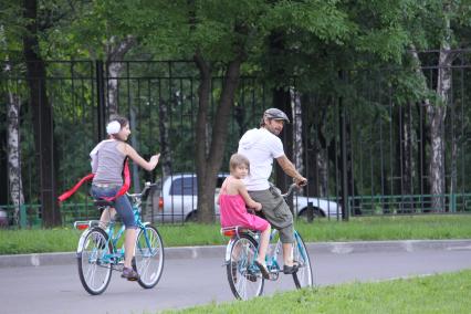 Диск97. Фестиваль искусств ЧЕРЕШНЕВЫЙ ЛЕС. Посадка деревьев. 2010 год. На снимке: солист группы Uma2rmaH (Уматурман) Кристовский Владимир и ее дочь