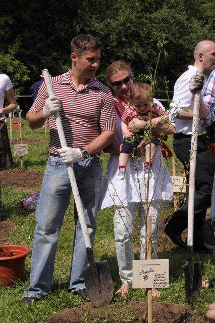 Диск97. Фестиваль искусств ЧЕРЕШНЕВЫЙ ЛЕС. Посадка деревьев. 2010 год. На снимке: гимнаст Немов Алексей, его жена Галина и сын