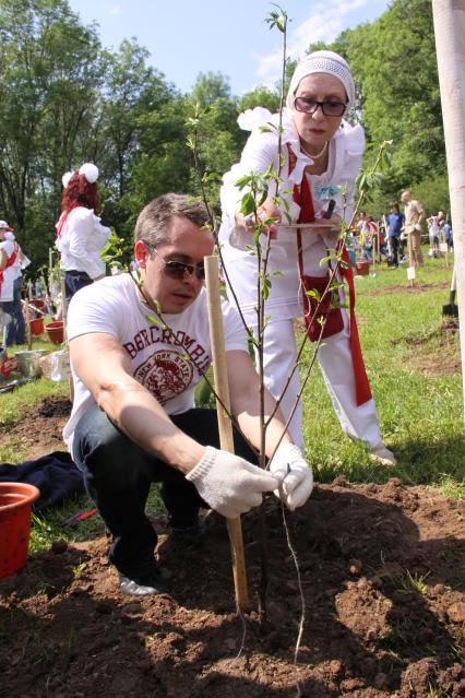 Диск97. Фестиваль искусств ЧЕРЕШНЕВЫЙ ЛЕС. Посадка деревьев. 2010 год. На снимке: актриса Чурикова Инна и ее сын Иван