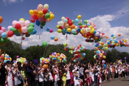 Диск97. Фестиваль искусств ЧЕРЕШНЕВЫЙ ЛЕС. Посадка деревьев. 2010 год. На снимке: участники мероприятия запускают воздушные шары