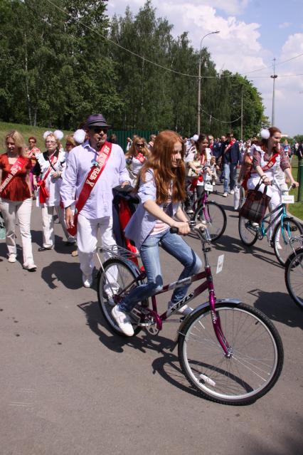 Диск97. Фестиваль искусств ЧЕРЕШНЕВЫЙ ЛЕС. Посадка деревьев. 2010 год. На снимке: актер Янковский Игорь и его дочь