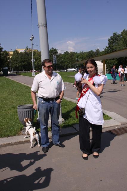 Диск97. Фестиваль искусств ЧЕРЕШНЕВЫЙ ЛЕС. Посадка деревьев. 2010 год. На снимке: актриса Александрова Марина