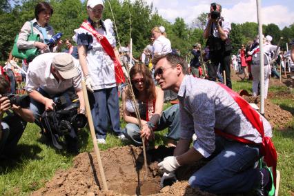 Диск97. Фестиваль искусств ЧЕРЕШНЕВЫЙ ЛЕС. Посадка деревьев. 2010 год. На снимке: актриса Фандера Оксана и режиссер Янковский Филипп