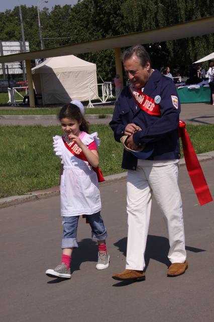 Диск97. Фестиваль искусств ЧЕРЕШНЕВЫЙ ЛЕС. Посадка деревьев. 2010 год. На снимке: артист эстрады Хазанов Геннадий и его внучка