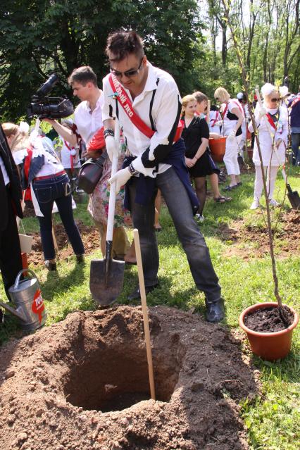 Диск97. Фестиваль искусств ЧЕРЕШНЕВЫЙ ЛЕС. Посадка деревьев. 2010 год. На снимке: певец Киркоров Филипп