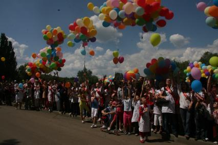 Диск98. Фестиваль искусств ЧЕРЕШНЕВЫЙ ЛЕС. Посадка деревьев. 2010 год. На снимке: участники мероприятия