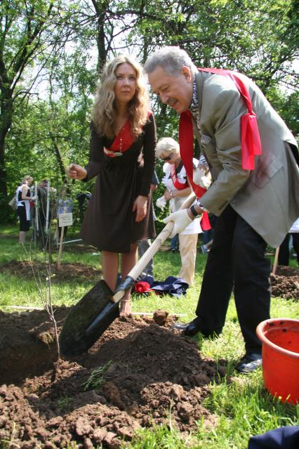 Диск98. Фестиваль искусств ЧЕРЕШНЕВЫЙ ЛЕС. Посадка деревьев. 2010 год. На снимке: искусствовед Белза Святослав