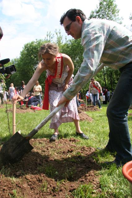 Диск98. Фестиваль искусств ЧЕРЕШНЕВЫЙ ЛЕС. Посадка деревьев. 2010 год. На снимке: актеры Бероев Егор и Алферова Ксения