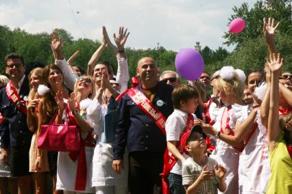 Диск98. Фестиваль искусств ЧЕРЕШНЕВЫЙ ЛЕС. Посадка деревьев. 2010 год. На снимке: певица Валерия (справа), ее сын Арсений (в центре на заднем плане) и муж продюсер Пригожин Иосиф (в центре)