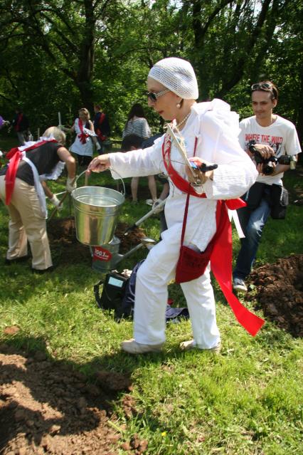 Диск98. Фестиваль искусств ЧЕРЕШНЕВЫЙ ЛЕС. Посадка деревьев. 2010 год. На снимке: актриса Чурикова Инна