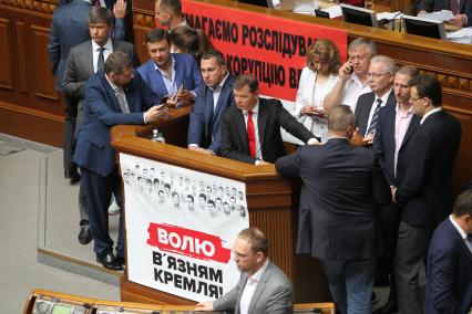 Украина, Киев. Лидер Радикальной партии Украины Олег Ляшко (в центре) в Верховной Раде Украины.