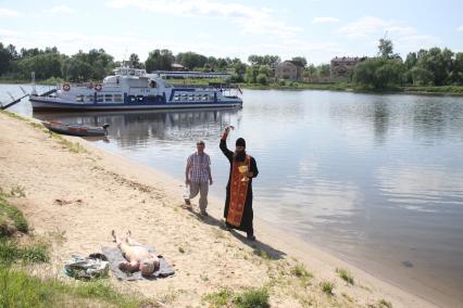 Ярославль. В городе перед началом купального сезона освятили городские пляжи. Досталось святой воды и отдыхающим.