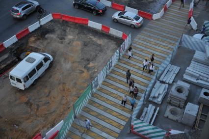 Москва.   Горожане на Тверской улице, где проходят работы по благоустройству.