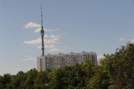 Москва.   Вид на Останкинскую телебашню.