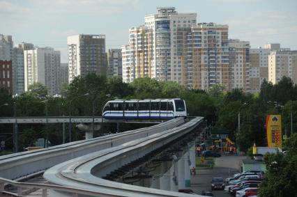 Москва.  Московская монорельсовая транспортная система (ММТС) в Останкинском районе.