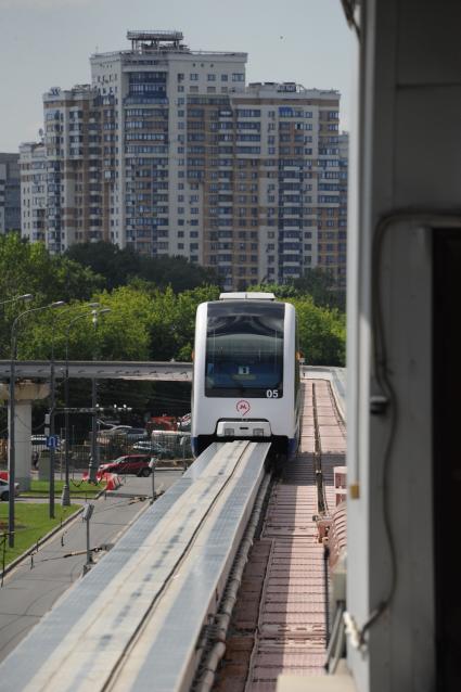 Москва.  Московская монорельсовая транспортная система (ММТС) в Останкинском районе.