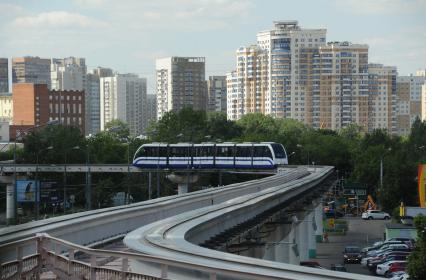 Москва.  Московская монорельсовая транспортная система (ММТС) в Останкинском районе.