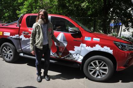 Москва. Российский путешественник Федор Конюхов  рядом с машиной  Toyota Hilux , которая  выбрана  как  `машина  подбора` - она будут ждать приземления путешественника.