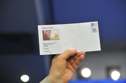 Москва. Почта России выпустила конверт, оформленный в честь полета Федора Конюхова вокруг света на воздушном шаре `Мортон`.