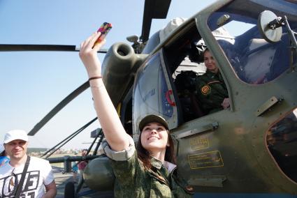 г.Арамиль. Свердловская область. Девушки-кадеты фотографируются у вертолета Ми-8. Авиашоу на военном аэродроме \"Уктус\" с участием пилотажной группы \"Стрижи\"