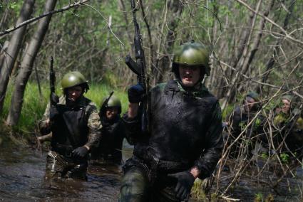 Екатеринбург. База ОМОН. Сотрудники полиции - кандидаты на зачисление в отряд ОМОН, во время квалификационного теста на право ношения черного берета ОМОН