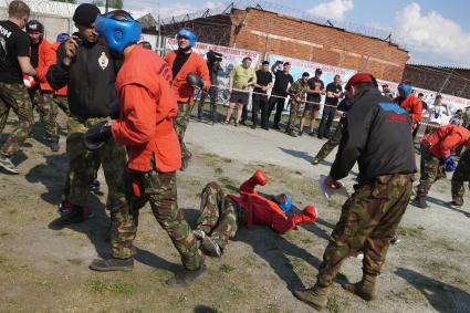 Екатеринбург. База ОМОН. Сотрудники полиции - кандидаты на зачисление в отряд ОМОН, во время квалификационного теста на право ношения черного берета ОМОН