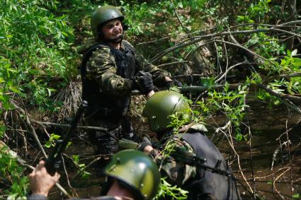 Екатеринбург. База ОМОН. Сотрудники полиции - кандидаты на зачисление в отряд ОМОН, во время квалификационного теста на право ношения черного берета ОМОН