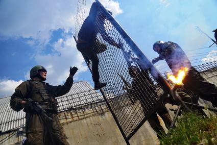 Екатеринбург. База ОМОН. Сотрудники полиции - кандидаты на зачисление в отряд ОМОН, во время квалификационного теста на право ношения черного берета ОМОН