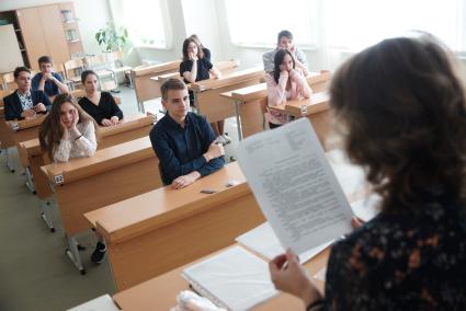 Екатеринбург. Школьники на экзамене ЕГЭ по Русскому языку.