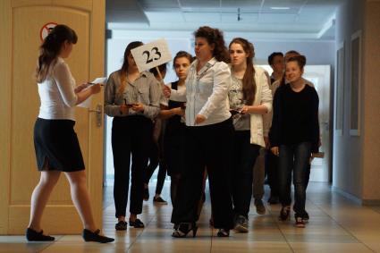 Екатеринбург. Школьники идут в класс перед началом экзамена ЕГЭ по Русскому языку.