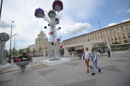 Москва. Девочки идут по Триумфальной площади.