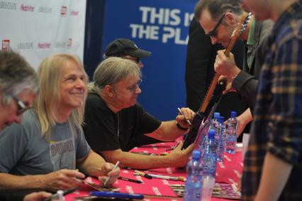 Москва. Участники группы Deep Purple Стив Морс и Иэн Пэйс (слева направо) во время автограф-сессии в ТЦ `Авиапарк`.
