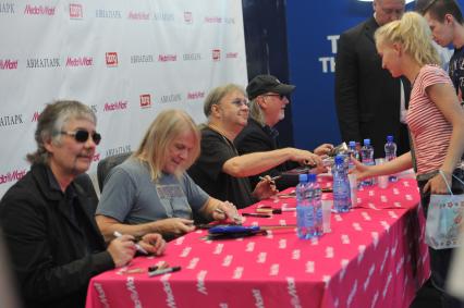 Москва. Участники группы Deep Purple Дон Эйри, Стив Морс, Иэн Пэйс и Роджер Гловер (слева направо) во время автограф-сессии в ТЦ `Авиапарк`.