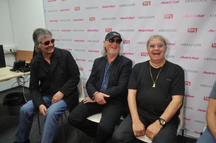 Москва. Участники группы Deep Purple Дон Эйри, Роджер Гловер и Иэн Пэйс (слева направо) во время автограф-сессии в ТЦ `Авиапарк`.