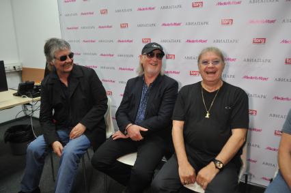 Москва.    Участники группы Deep Purple Дон Эйри,  Роджер Гловер и Иэн Пэйс  (слева направо) во время автограф-сессии в ТЦ `Авиапарк`.