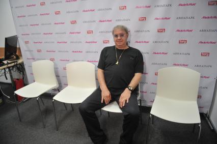 Москва.   Участник группы Deep Purple Иэн Пэйс  во время автограф-сессии в ТЦ `Авиапарк`.