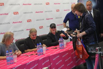 Москва. Участники группы Deep Purple Стив Морс, Иэн Пэйс и Роджер Гловер (слева направо) во время автограф-сессии в ТЦ `Авиапарк`.