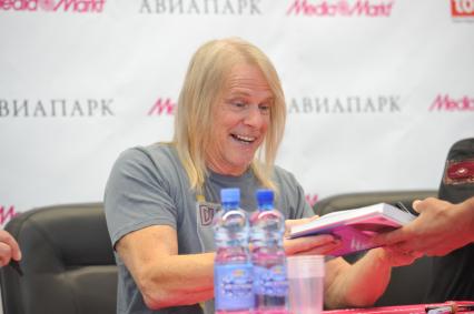 Москва. Участник группы Deep Purple Стив Морс во время автограф-сессии в ТЦ `Авиапарк`.