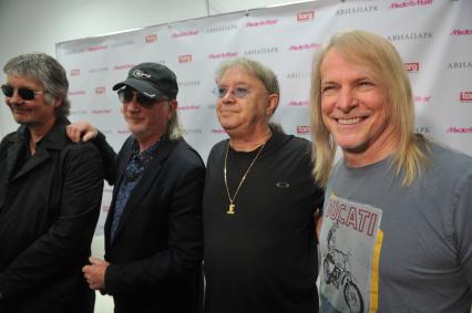 Москва. Участники группы Deep Purple Дон Эйри, Роджер Гловер, Иэн Пэйс и Стив Морс (слева направо) во время автограф-сессии в ТЦ `Авиапарк`.