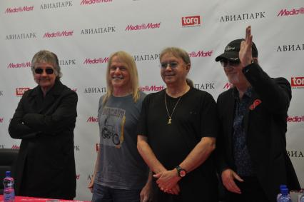 Москва. Участники группы Deep Purple Дон Эйри, Стив Морс, Иэн Пэйс и Роджер Гловер (слева направо) во время автограф-сессии в ТЦ `Авиапарк`.