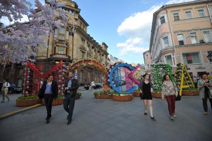 Москва. Декоративно-художественное оформление улицы Кузнецкий мост.