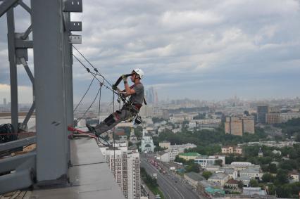 Москва. Промышленный альпинист во время работы.