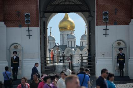 Москва.  Вид на Архангельский собор  Кремля через  ворота Спасской башни.