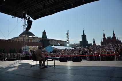 Москва. Поэт Евгений Евтушенко на книжном фесивале `Красная площадь`.