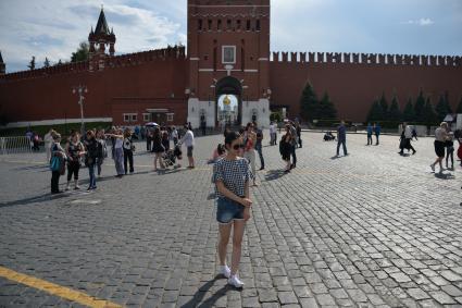 Москва.  Вид на Архангельский собор  Кремля через  ворота Спасской башни.