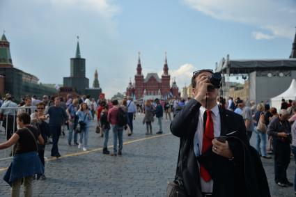 Москва. Посетители на книжном фесивале `Красная площадь`.