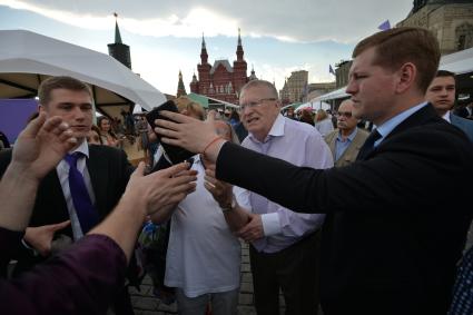 Москва. Лидер ЛДПР Владимир Жириновский (в центре)  на книжном фесивале `Красная площадь`.