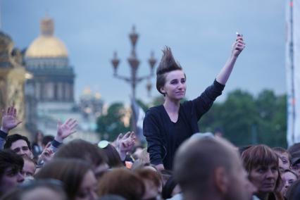 Санкт-Петербург. Зрители на фестивале `Наши в городе. Музыка свободы`, посвященном 35-летию Ленинградского рок-клуба и 15-летию `Нашего радио`, на Дворцовой площади.